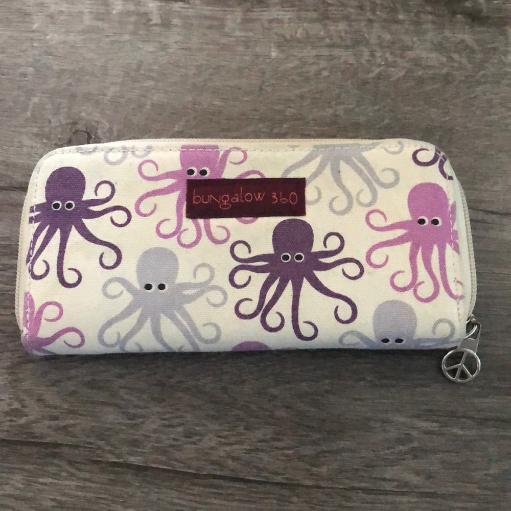 women’s wallet.